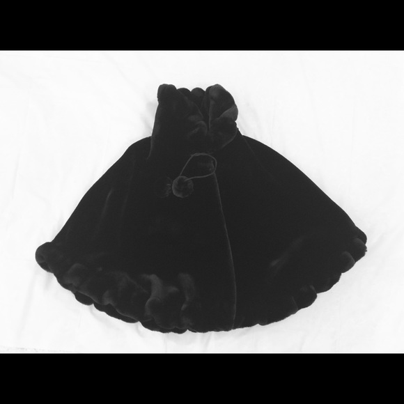 FAUX FUR BLACK CAPE - Picture 12 of 14